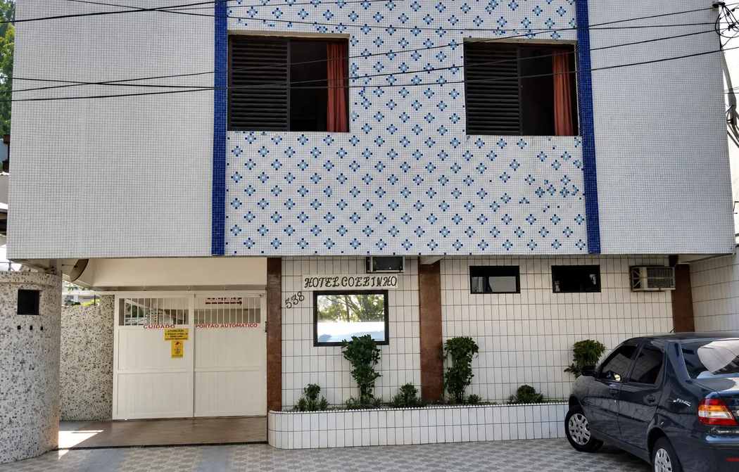 A fachada azul e branca de azulejos do Golfinho Hotel em São Vicente
